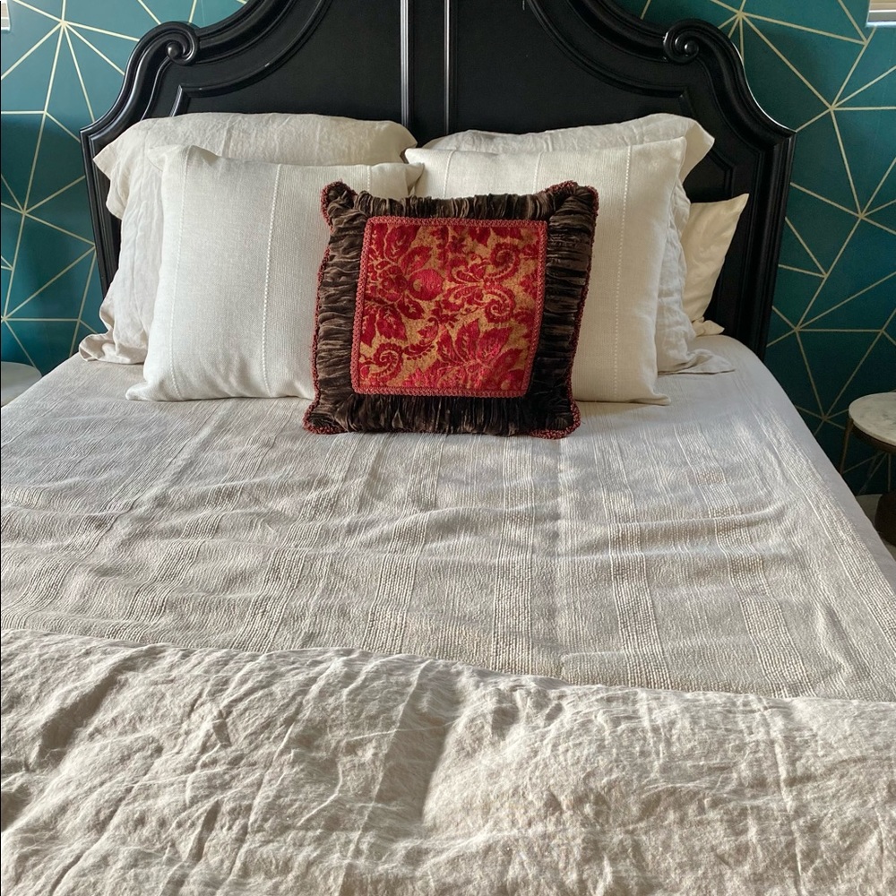 BELLA ROSE velvet accent pillow - Picture 7 of 13
